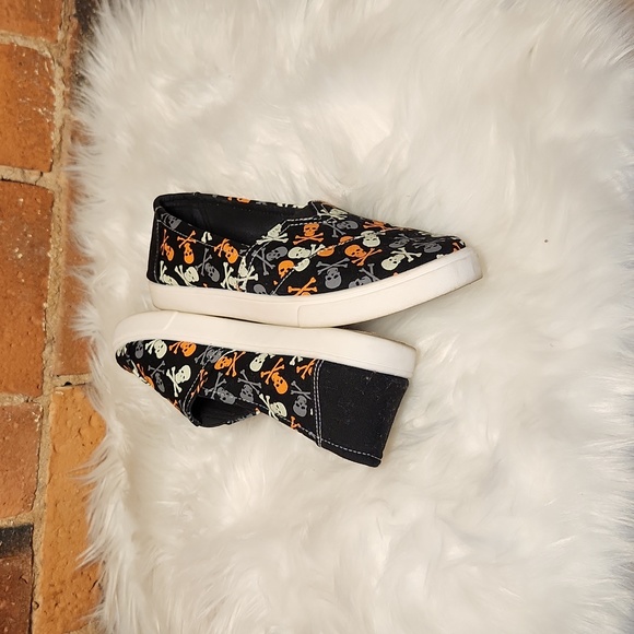 Tommy Bahama Glow-In-The-Dark Skull print loafers - Picture 3 of 9